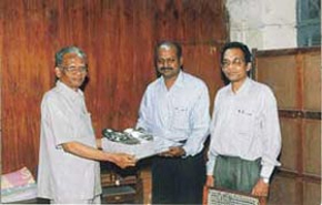 K Mohan, AVP, IR receiving the prizes from V Ponmudi, Chief Inspector of Factories, Tamil Nadu.